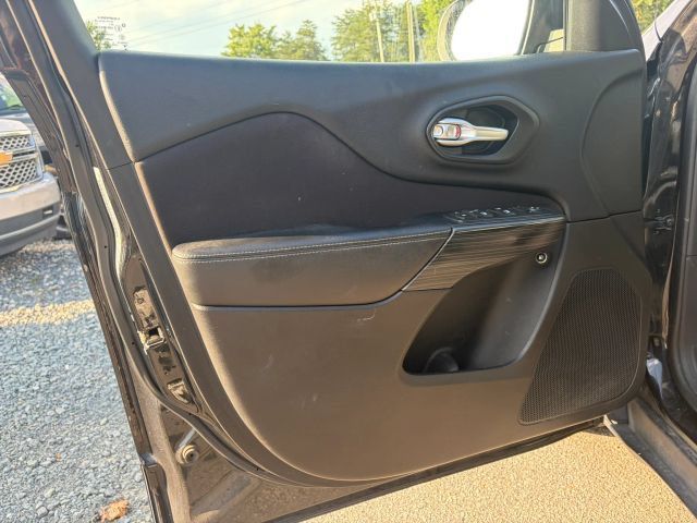 Used 2016 Jeep Cherokee Sport FWD image 11