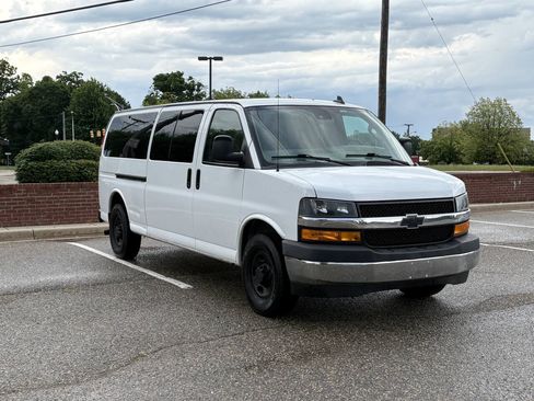 Used 2019 Chevrolet Express 3500 LT w/ LT Preferred Equipment Group RWD image 7