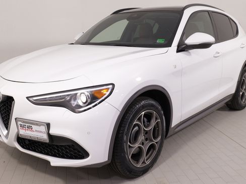 Used 2023 Alfa Romeo Stelvio Ti image 4