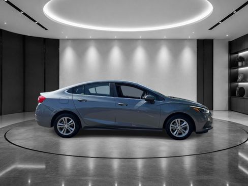 Used 2018 Chevrolet Cruze LT w/ Convenience Package FWD image 2