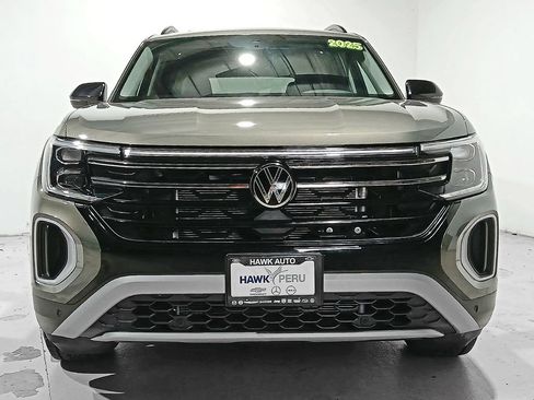 Used 2025 Volkswagen Atlas Peak Edition SE AWD/4WD image 2