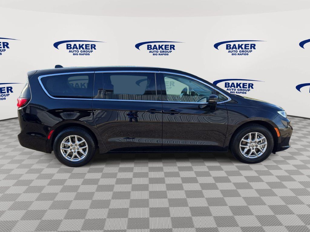 Used 2024 Chrysler Pacifica Touring-L FWD image 2