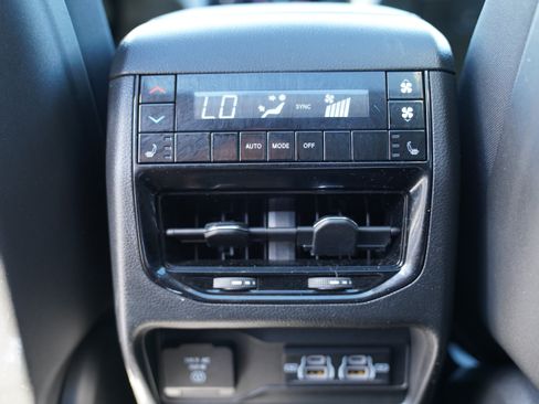 Used 2023 Jeep Grand Cherokee L Limited w/ Luxury Tech Group II AWD/4WD image 5