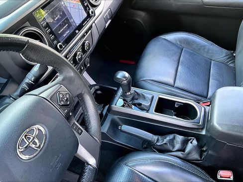 Used 2020 Toyota Tacoma TRD Sport w/ TRD Premium Sport Package AWD/4WD image 15