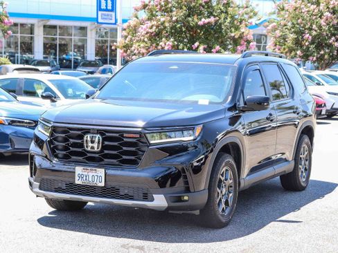 Used 2025 Honda Pilot TrailSport image 3