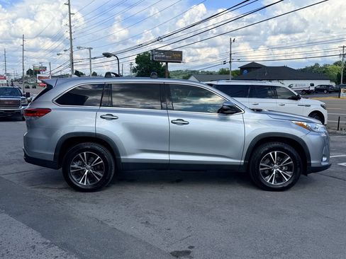 Used 2019 Toyota Highlander Plus FWD image 7