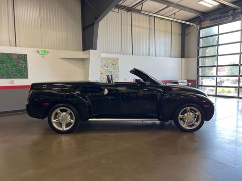 Used 2003 Chevrolet SSR w/ Preferred Equipment Group image 4