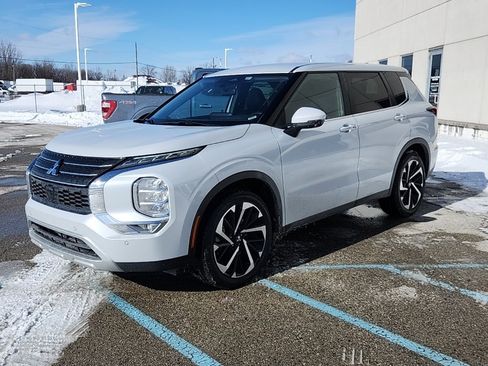 Used 2024 Mitsubishi Outlander SE image 2