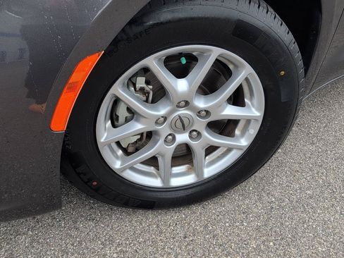 Used 2023 Chrysler Pacifica Touring-L FWD image 5