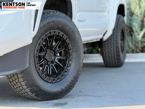 Used 2025 Toyota Tacoma SR5 AWD/4WD image 2