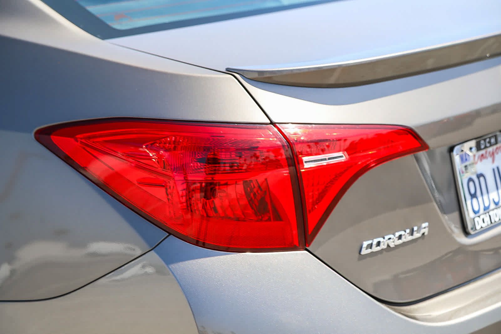 Used 2018 Toyota Corolla SE w/ Carpet Mat Package (TMS) FWD image 9