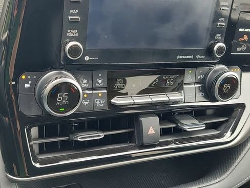 Used 2022 Toyota Highlander XLE AWD/4WD image 44