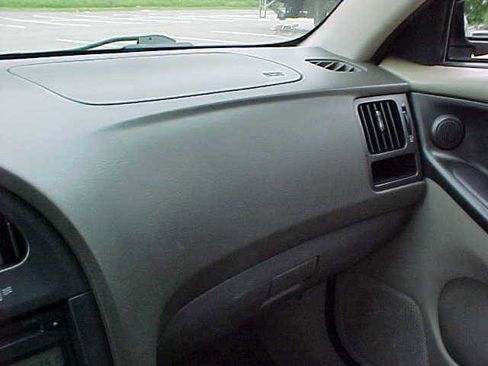 Used 2005 Hyundai Elantra GLS image 21
