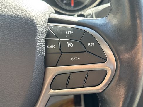Used 2020 Jeep Cherokee Latitude Plus w/ Cold Weather Group AWD/4WD image 18