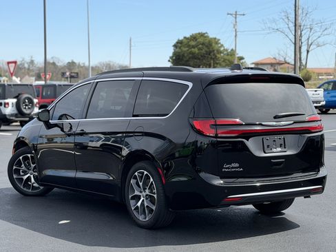 Used 2024 Chrysler Pacifica Touring-L w/ Uconnect Theater Family Group image 6