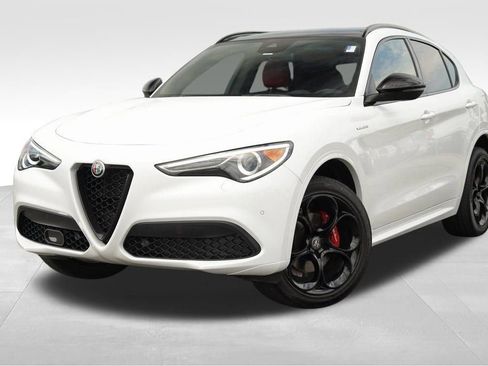 Used 2023 Alfa Romeo Stelvio Veloce image 2
