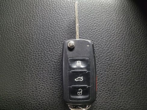 Used 2014 Volkswagen Eos FWD image 32