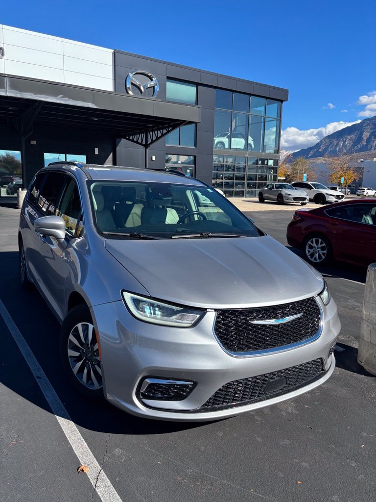 Used 2021 Chrysler Pacifica Touring-L FWD image 3