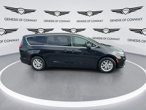 Used 2024 Chrysler Pacifica Touring-L FWD image 9