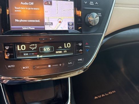 Used 2017 Toyota Avalon Limited image 3