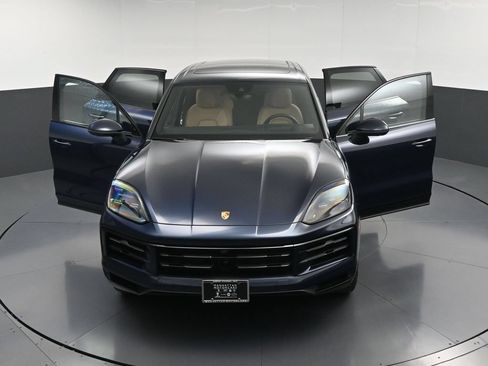 Certified 2025 Porsche Cayenne AWD/4WD image 32