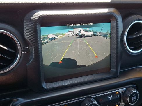 Used 2022 Jeep Wrangler Unlimited Sahara w/ Cold Weather Group AWD/4WD image 19