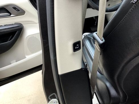 Used 2022 Chrysler Pacifica Touring-L image 32