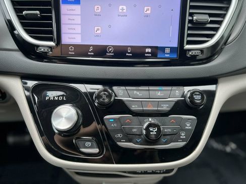 Used 2024 Chrysler Pacifica Touring-L FWD image 31