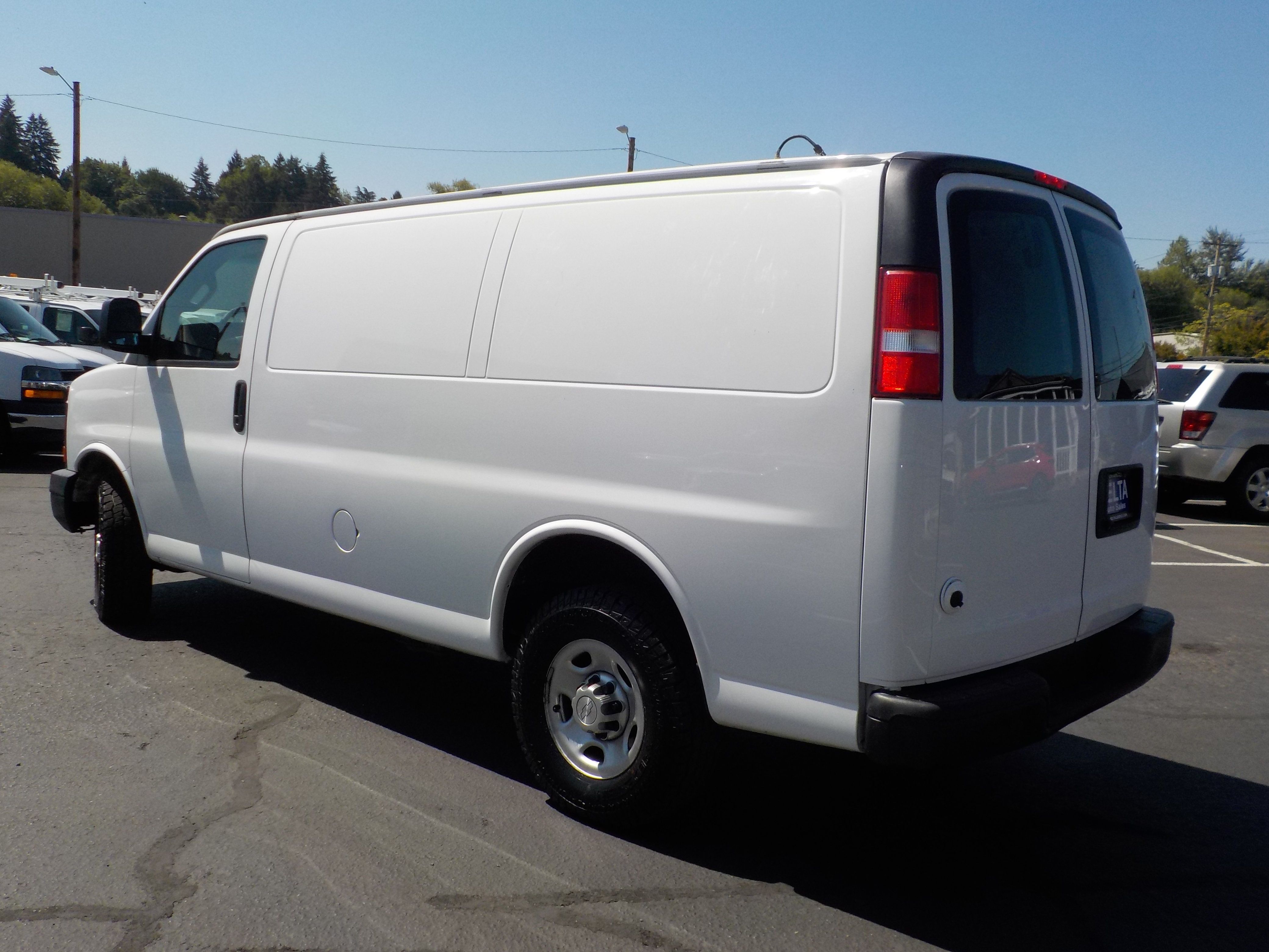 Used 2016 Chevrolet Express 2500 RWD image 9