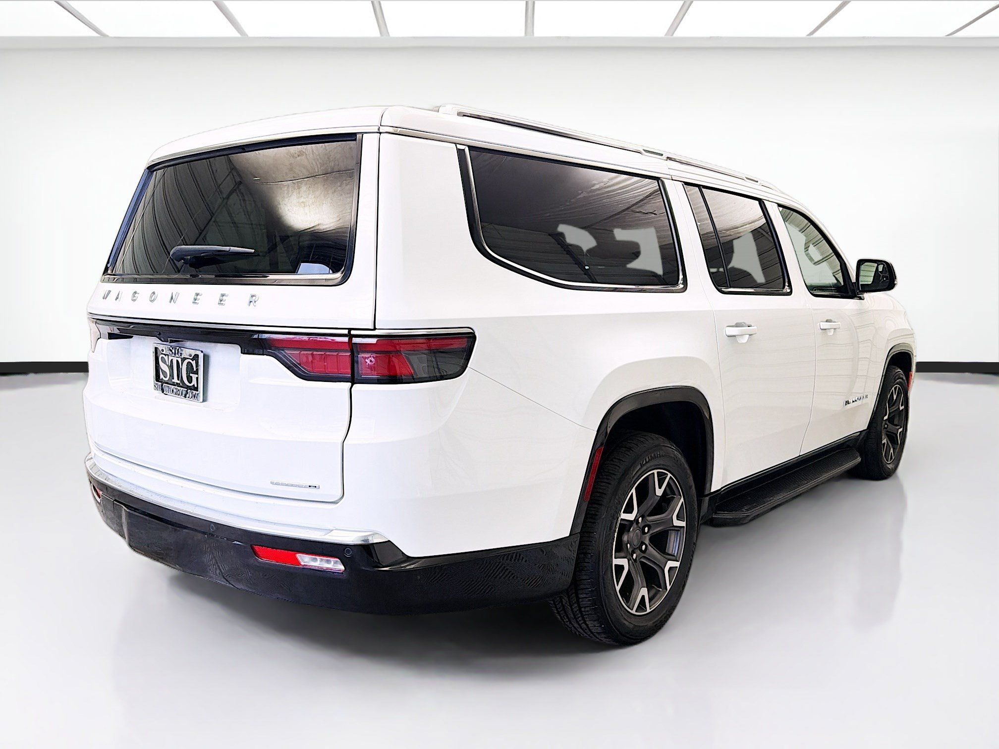 Used 2024 Jeep Wagoneer L Series III w/ Flexible Seating Group AWD/4WD image 4