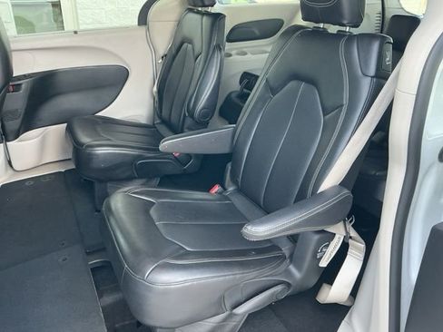 Used 2024 Chrysler Pacifica Touring-L image 17