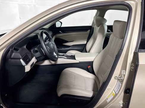 Used 2019 Honda Accord Touring image 11