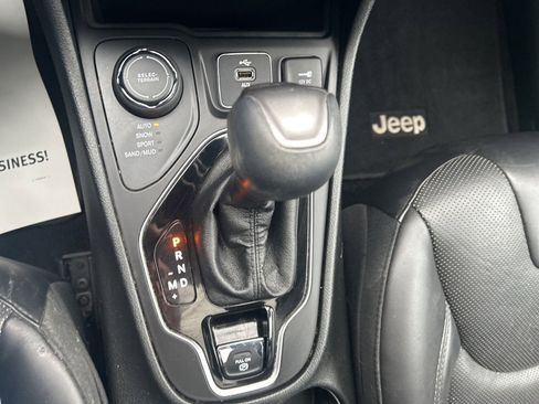 Used 2019 Jeep Cherokee Limited w/ Technology Group image 30