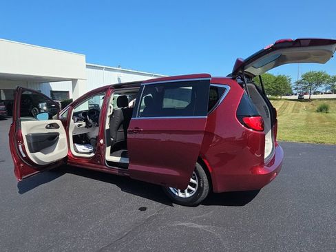 Used 2023 Chrysler Voyager LX FWD image 13