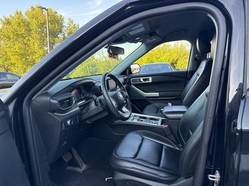 Used 2021 Ford Explorer XLT w/ Equipment Group 202A image 8