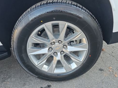 Used 2023 Chevrolet Suburban Premier image 11