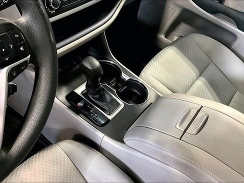 Used 2019 Toyota Highlander LE AWD/4WD image 17