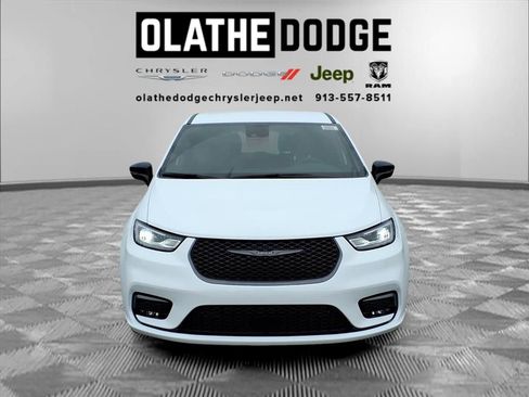 New 2026 Chrysler Pacifica Select image 10