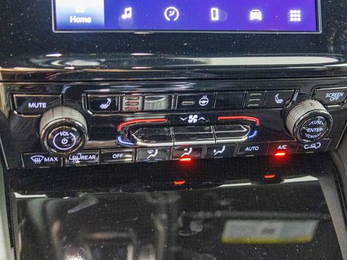 New 2025 Jeep Grand Cherokee Altitude image 28