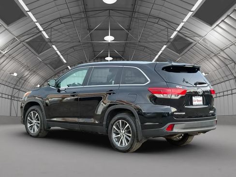 Used 2019 Toyota Highlander XLE w/ Preferred Accessory Package AWD/4WD image 5