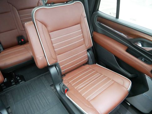 Used 2024 GMC Yukon Denali Ultimate w/ LPO, Floor Liner Package image 14