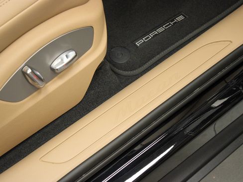 Certified 2025 Porsche Macan image 31