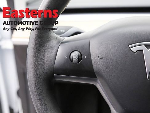 Used 2022 Tesla Model Y Long Range image 15