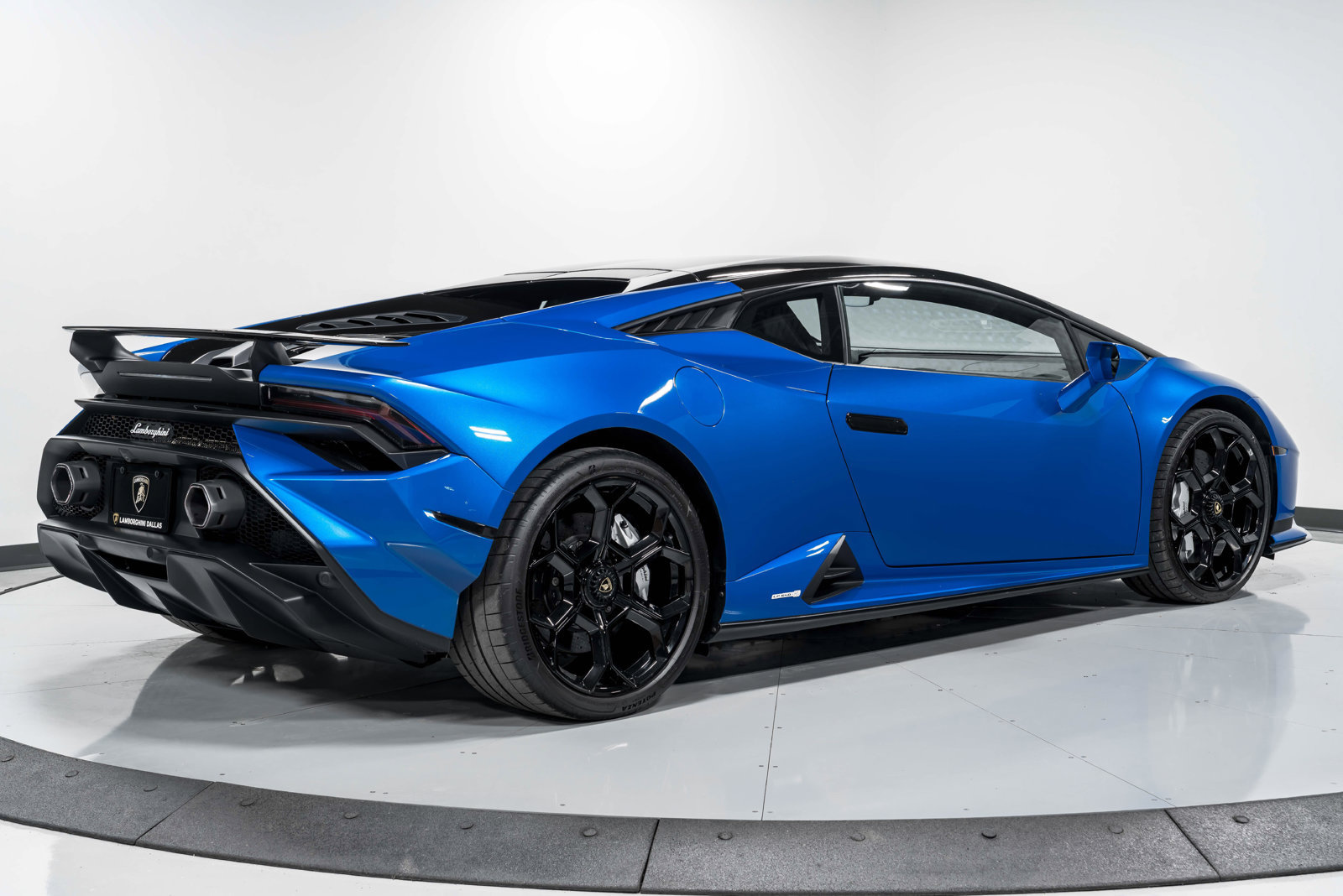 Used 2023 Lamborghini Huracan Tecnica RWD image 3