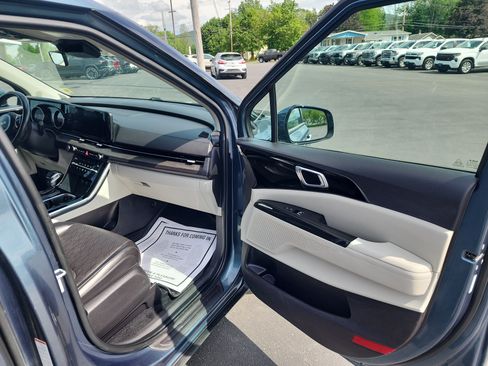Used 2024 Kia Carnival EX FWD image 34