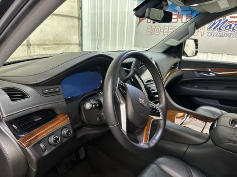 Used 2017 Cadillac Escalade Luxury AWD/4WD image 11