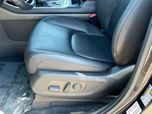 Used 2025 Kia Carnival FWD image 19