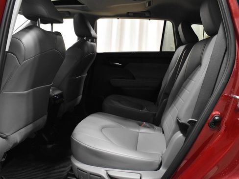 Used 2022 Toyota Highlander XLE image 7