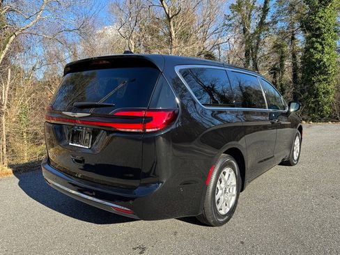 Used 2025 Chrysler Pacifica Select image 6
