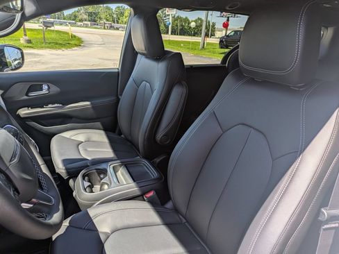 New 2027 Chrysler Pacifica Select w/ Family Tech Group FWD image 12